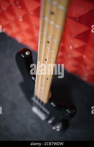 Vue rapprochée des accords de guitare rognée Banque D'Images