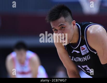 (200811) -- QINGDAO, 11 août 2020 (Xinhua) -- Guo Ailun, de Liaoning Flying Leopards, réagit au premier match de la finale entre Guangdong Southern Tigers et Liaoning Flying Leopards à la ligue 2019-2020 de l'Association chinoise de basket-ball (CBA) à Qingdao, dans la province de Shandong en Chine orientale, le 11 août 2020. (Xinhua/Zhu Zheng) Banque D'Images