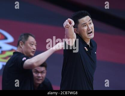 (200811) -- QINGDAO, le 11 août 2020 (Xinhua) -- l'entraîneur-chef des Tigres du Sud du Feng (R) de Guangdong réagit au premier match de la dernière manche entre les Tigres du Sud du Guangdong et les Liaoning Flying Leopards à la ligue 2019-2020 de l'Association chinoise de basket-ball (CBA) à Qingdao, dans la province de Shandong en Chine orientale, le 11 août 2020. (Xinhua/Zhu Zheng) Banque D'Images