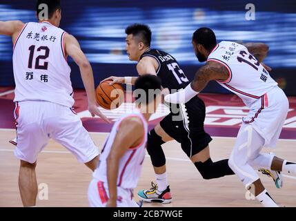 (200811) -- QINGDAO, 11 août 2020 (Xinhua) -- Guo Ailun (2e R) de Liaoning Flying Leopards pilote le ballon lors du premier match de la finale entre Guangdong Southern Tigers et Liaoning Flying Leopards à la ligue 2019-2020 de l'Association chinoise de basket-ball (CBA) à Qingdao, province de Shandong en Chine orientale, le 11 août 2020. (Xinhua/Li Ziheng) Banque D'Images