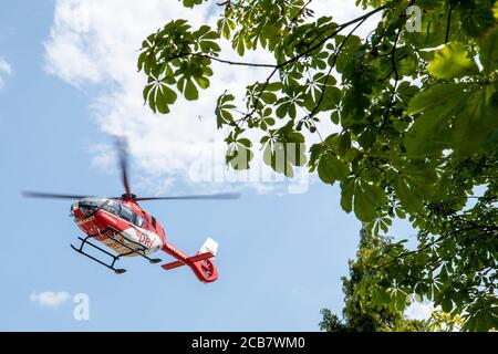 Pirna, Allemagne. 11 août 2020. Un hélicoptère de sauvetage atterrit sur un pré dans le district de Pirna à Sonnenstein. Credit: Daniel Schäfer/dpa-Zentralbild/ZB/dpa/Alay Live News Banque D'Images