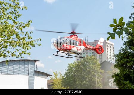 Pirna, Allemagne. 11 août 2020. Un hélicoptère de sauvetage atterrit sur un pré dans le district de Pirna à Sonnenstein. Credit: Daniel Schäfer/dpa-Zentralbild/ZB/dpa/Alay Live News Banque D'Images