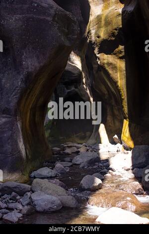 Le tunnel de Tugela, un canyon à créneaux dans le Drakensberg, sculpté par le haut débit de la rivière Tugela, dans le parc national Royal Natal, Afrique du Sud Banque D'Images