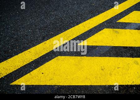 Signalisation routière jaune avec peinture réfléchissante, éléments abstraits pour le design. Banque D'Images