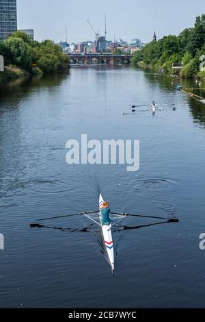 Glasgow, Écosse, Royaume-Uni. 11 août 2020. Météo Royaume-Uni. Rameurs sur la rivière Clyde. Credit: SKULLY/Alay Live News Banque D'Images