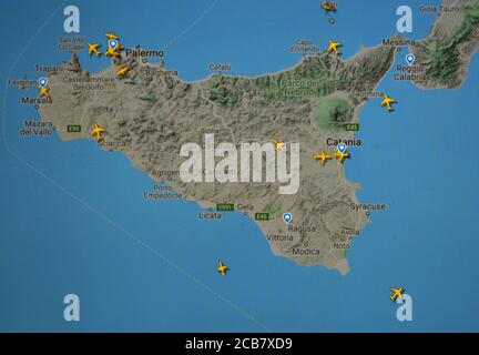 Trafic aérien au-dessus de la Sicile, Italie (10 août 2020, UTC 09.54) sur Internet avec le site Flightracar 24, pendant la pandémie du coronavirus Banque D'Images