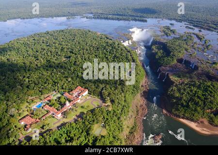 Belmond Hotel das Cataratas et chutes d'Iguazu dans le parc national d'Iguassu, Brésil. Vue aérienne de la forêt tropicale et de la cascade au Brésil et en Argentine.