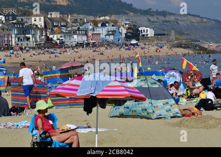 Lyme Regis, Royaume-Uni. 11 août 2020. HeatWave avec les gens qui prennent à la plage et le bord de mer à Lyme Regis dans Dorset avec des températures record de rupture dans, Royaume-Uni., . Crédit : Robert Timoney/Alamy Live News Banque D'Images