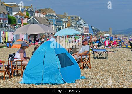 Lyme Regis, Royaume-Uni. 11 août 2020. HeatWave avec les gens qui prennent à la plage et le bord de mer à Lyme Regis dans Dorset avec des températures record de rupture dans, Royaume-Uni., . Crédit : Robert Timoney/Alamy Live News Banque D'Images