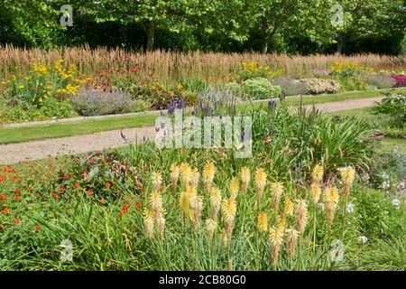 Les bordures herbacées se trouvent dans les jardins de Breezy Pgenoux, près de York Banque D'Images