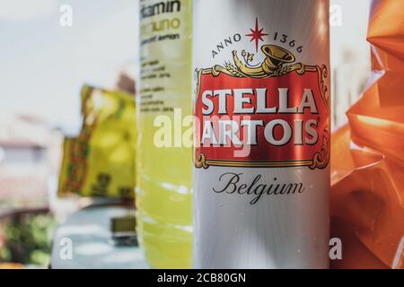 Postira, Croatie août 2020 gros plan d'une bière blanche de marque Stella Artois peut se tenir sur une table Banque D'Images