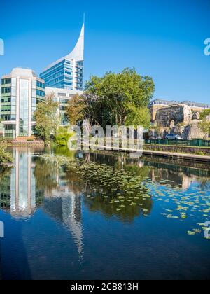 The Blade Building, à côté du canal Kennet et Avon, Reading, Berkshire, Angleterre, Royaume-Uni, GB. Banque D'Images