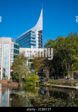 The Blade Building, à côté du canal Kennet et Avon, Reading, Berkshire, Angleterre, Royaume-Uni, GB. Banque D'Images