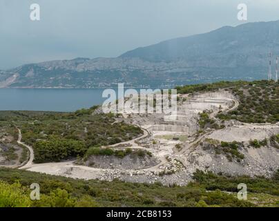 Carrière de pierre abandonnée vue de loin, sur l'île de brac, croatie. Célèbre pour sa vieille pierre historique Banque D'Images