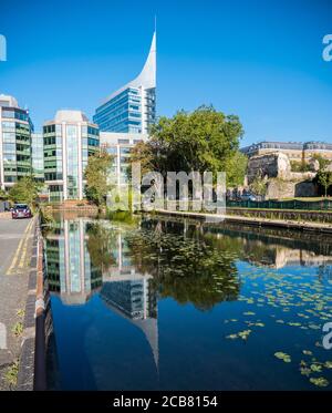 The Blade Building, à côté du canal Kennet et Avon, Reading, Berkshire, Angleterre, Royaume-Uni, GB. Banque D'Images
