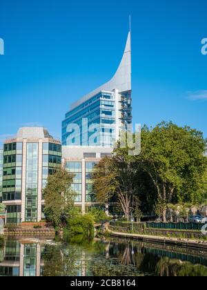 The Blade Building, à côté du canal Kennet et Avon, Reading, Berkshire, Angleterre, Royaume-Uni, GB. Banque D'Images