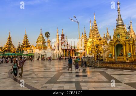 Yangon, Myanmar - 18 décembre 2017: Personnes marchant autour de la Pagode Shwedagon dans le soleil du soir, Yangon, Myanmar Banque D'Images