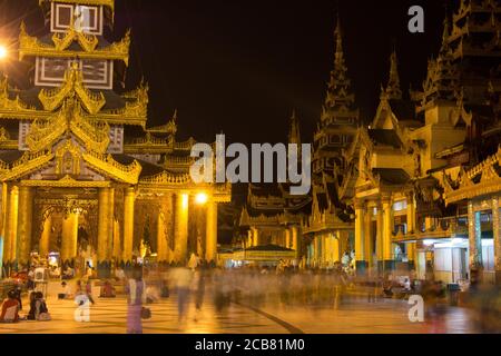 Yangon, Myanmar - 18 décembre 2017 : longue exposition de nuit à l'intérieur de la Pagode Shwedagon, Yangon, Myanmar Banque D'Images