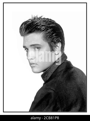 ELVIS PRESLEY '50's Vintage 1950's Hollywood film studio presse portrait promotionnel toujours sur fond blanc d'Elvis Presley pop star 'The King' Banque D'Images