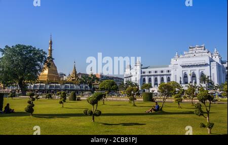 Yangon, Myanmar - 18 décembre 2017 : parc Mahabandula, à côté de la pagode de Sule et de l'hôtel de ville, dans le centre de Yangon, au Myanmar Banque D'Images