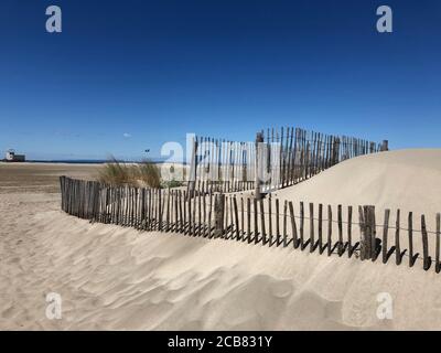 Clôtures en bois sur la plage, Plage de l'Espiguette, Grau du Roi, Gard, Occitanie, France Banque D'Images