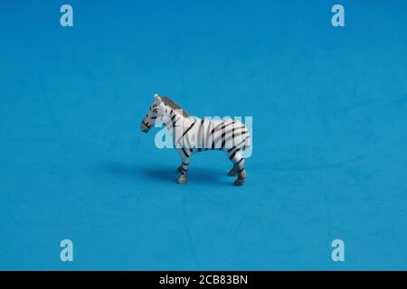 Jouet en plastique de forme zébrée sur fond de couleur Banque D'Images