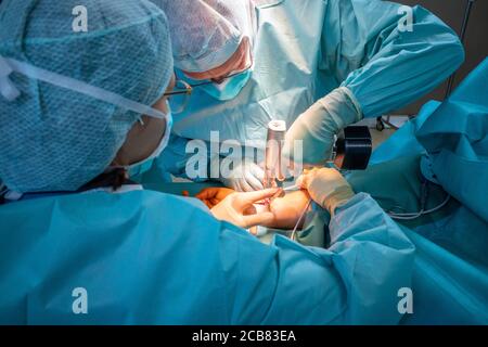 deux médecins opèrent sur une fracture de poignet dans une opération théâtre Banque D'Images