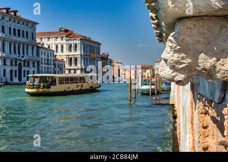 Grand Canal avec ferry pour vaporetto, Venise, Vénétie, Italie Banque D'Images