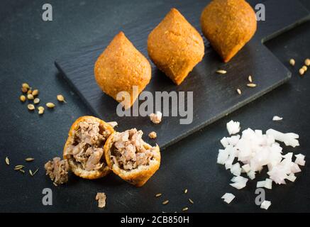 Kibbeh traditionnel arabe turc sirian avec agneau et pignons de pin. Vue de dessus. Arrière-plan en bois naturel Banque D'Images