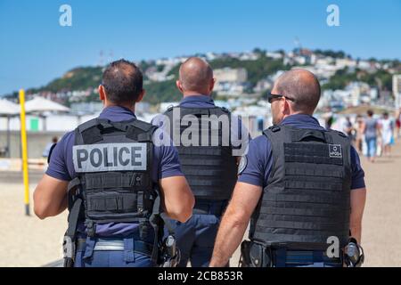 Le Havre, France - août 05 2020 : groupe de policiers en gilet pare-balles patrouilant à la plage. Banque D'Images