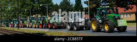 Hanovre, Allemagne, 28 mai 2020: Les tracteurs des agriculteurs protesteront contre la directive sur l'agriculture dans l'Union européenne Banque D'Images