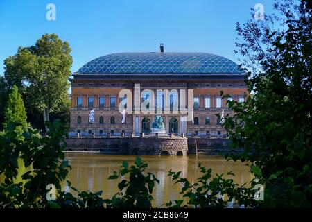 „Ständehaus“, construit en 1876-1880, à 'Kaiserteich'. Il a servi de Parlement d'État de 1949 à 1988. En 2002, il a été transformé en musée 'K21'. Banque D'Images