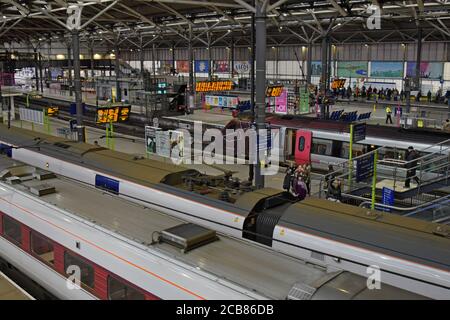 Vue sur l'intérieur de la gare de Leeds avec de nombreux trains attendent sur les quais Banque D'Images