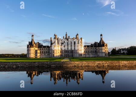 Reflet du Château de Chambord au coucher du soleil, Chambord, Loir-et-cher, France, Reflet du Château de Chambord au coucher du soleil, Chambord, Loir-et-cher, France,