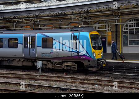 Un conducteur de train s'approche de sa classe Trans Pennine Express 185 Train Desiro à la gare de Sheffield Banque D'Images