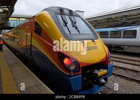 Un train diesel Meridian classe 222 de East Midlands à Gare de Sheffield Banque D'Images