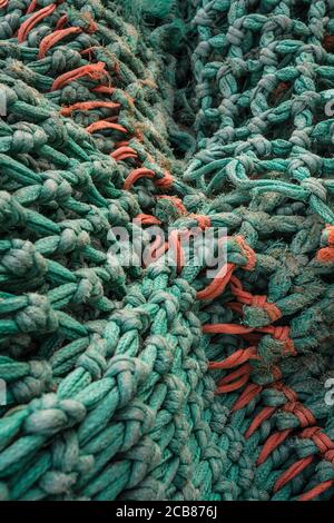 Filets de pêche au chalutier sur le quai. Banque D'Images