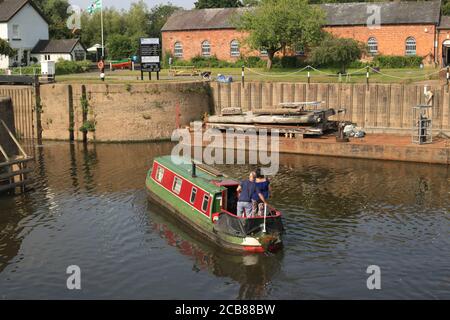 Un bateau à rames entrant dans l'écluse de Diglis sur la rivière Severn à Worcester, Worcestershire, Angleterre, Royaume-Uni. Banque D'Images