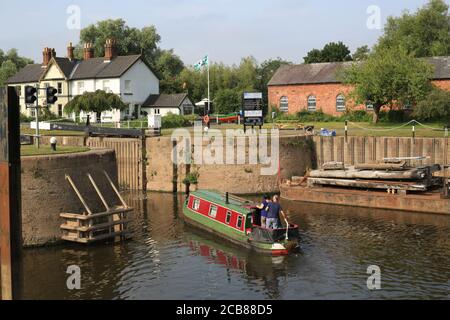 Un bateau à rames entrant dans l'écluse de Diglis sur la rivière Severn à Worcester, Worcestershire, Angleterre, Royaume-Uni. Banque D'Images