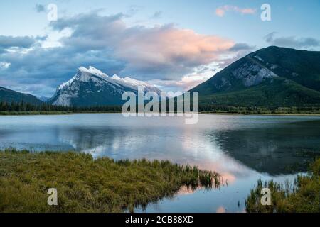 Ciel en soirée sur le mont Rundle se reflète dans les lacs Vermilion, parc national Banff, Alberta, Canada Banque D'Images