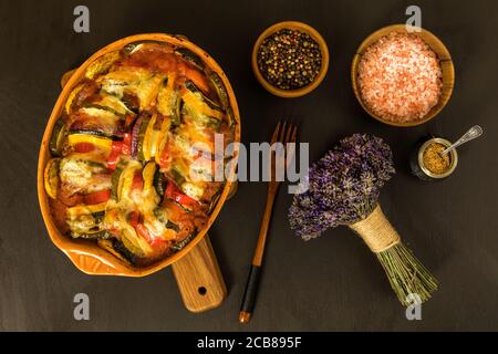 ratatouille plat végétarien, légumes cuits au four. Alimentation de nourriture végétale. Ratatouille traditionnelle cuite à la française sur fond noir. Banque D'Images