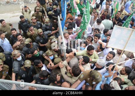 Les policiers ont mis en détention les partisans de l'opposition de la Ligue musulmane du Pakistan Nawaz (PML-N) lors d'un affrontement lors de l'audition de Marya Nawaz, la fille de l'ancien Premier ministre pakistanais Nawaz Sharif à Lahore. Les travailleurs et la police de PML-N ont affronté le 11 août 2020 à l'extérieur d'un bureau du National Accountability Bureau (NAB) à Lahore, au Pakistan, où la chef du parti Maryam Nawaz était arrivée pour enregistrer sa déclaration dans une affaire liée à l'acquisition « illégale » de terres à Raiwind, rapporte les médias locaux. (Photo de Rana Sajid Hussain/Pacific Press/Sipa USA) Banque D'Images