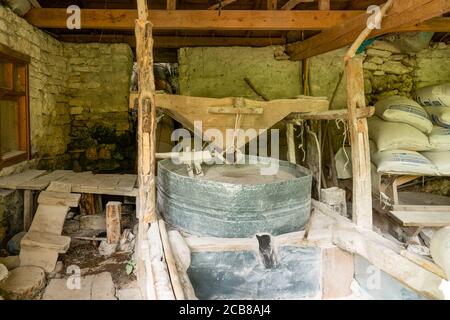 Mihaliccik, Eskisehir/Turquie-juillet 26 2020: Intérieur d'un moulin à eau rétro en bois avec de vieux équipements Banque D'Images