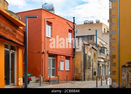 Rue pavée de la vieille ville de Paphos, avec une architecture typique, Chypre Banque D'Images