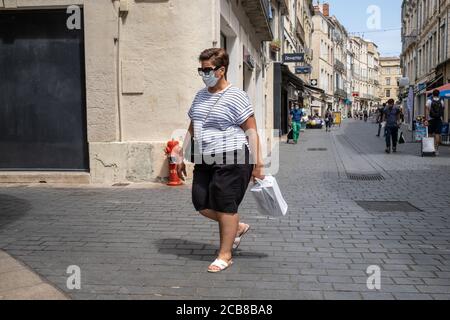 France - Montpellier - 11 août 2020 - femme portant un masque dans la rue du centre-ville de Montpellier - photographe : Brian Duffy Banque D'Images
