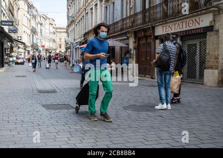 France - Montpellier - 11 août 2020 - Homme portant un masque facial dans la rue du centre-ville de Montpellier - photographe : Brian Duffy Banque D'Images