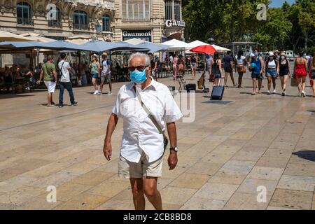 France - Montpellier - 11 août 2020 - Homme portant un masque facial dans le centre-ville de Montpellier - photographe : Brian Duffy Banque D'Images