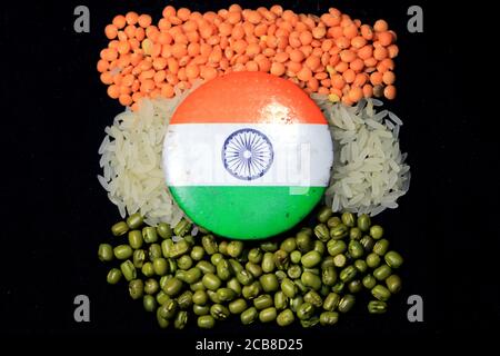 15 août India Independence Day concept, drapeau indien fabriqué par des grains isolés sur fond noir. Drapeau national indien tricolore de Pulse. Banque D'Images