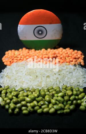 15 août India Independence Day concept, drapeau indien fabriqué par des grains isolés sur fond noir. Drapeau national indien tricolore de Pulse. Banque D'Images