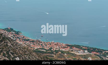 Vue sur la ville de bol dans le village de Brac, vue depuis une distance de la montagne Vidova gora Banque D'Images